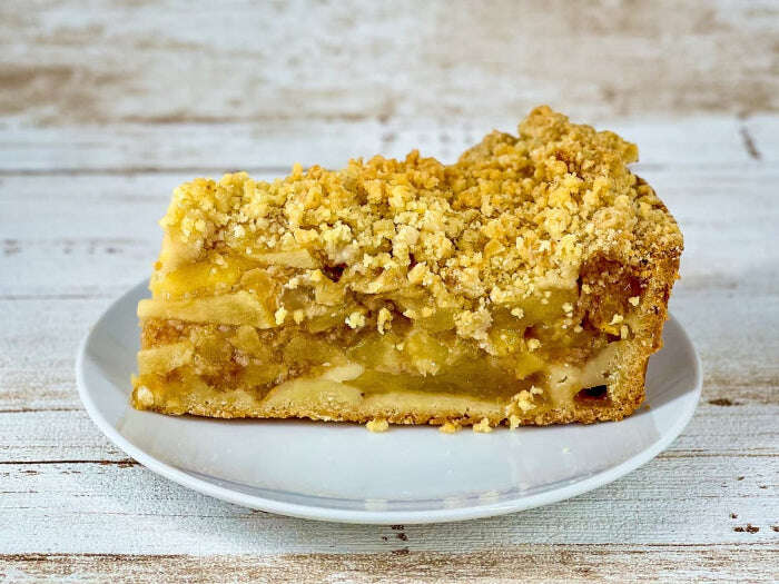 Appeltaart punt op een schoteltje