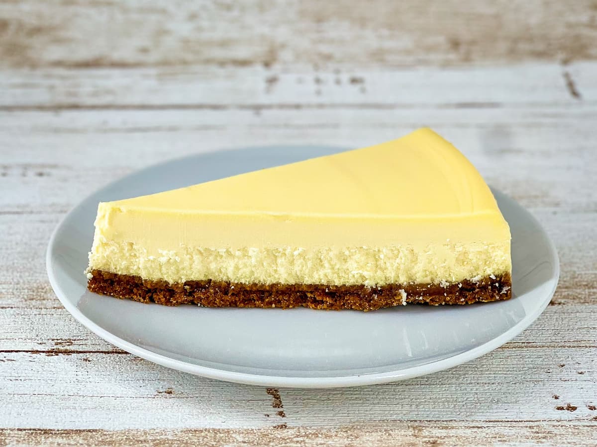Cheesecake taart punt op een schoteltje