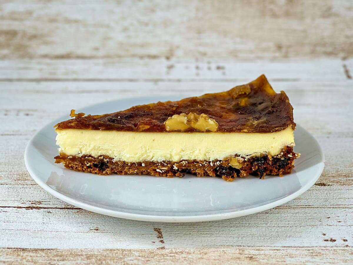 Dadel cheesecake punt op een schoteltje