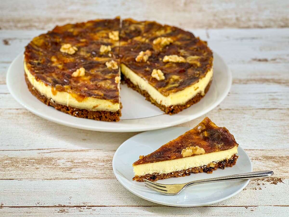 Grote dadel cheesecake met een los puntje er naast op een schoteltje