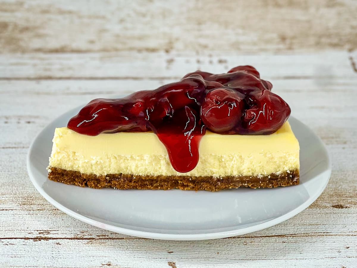 Kersen cheesecake op een schoteltje