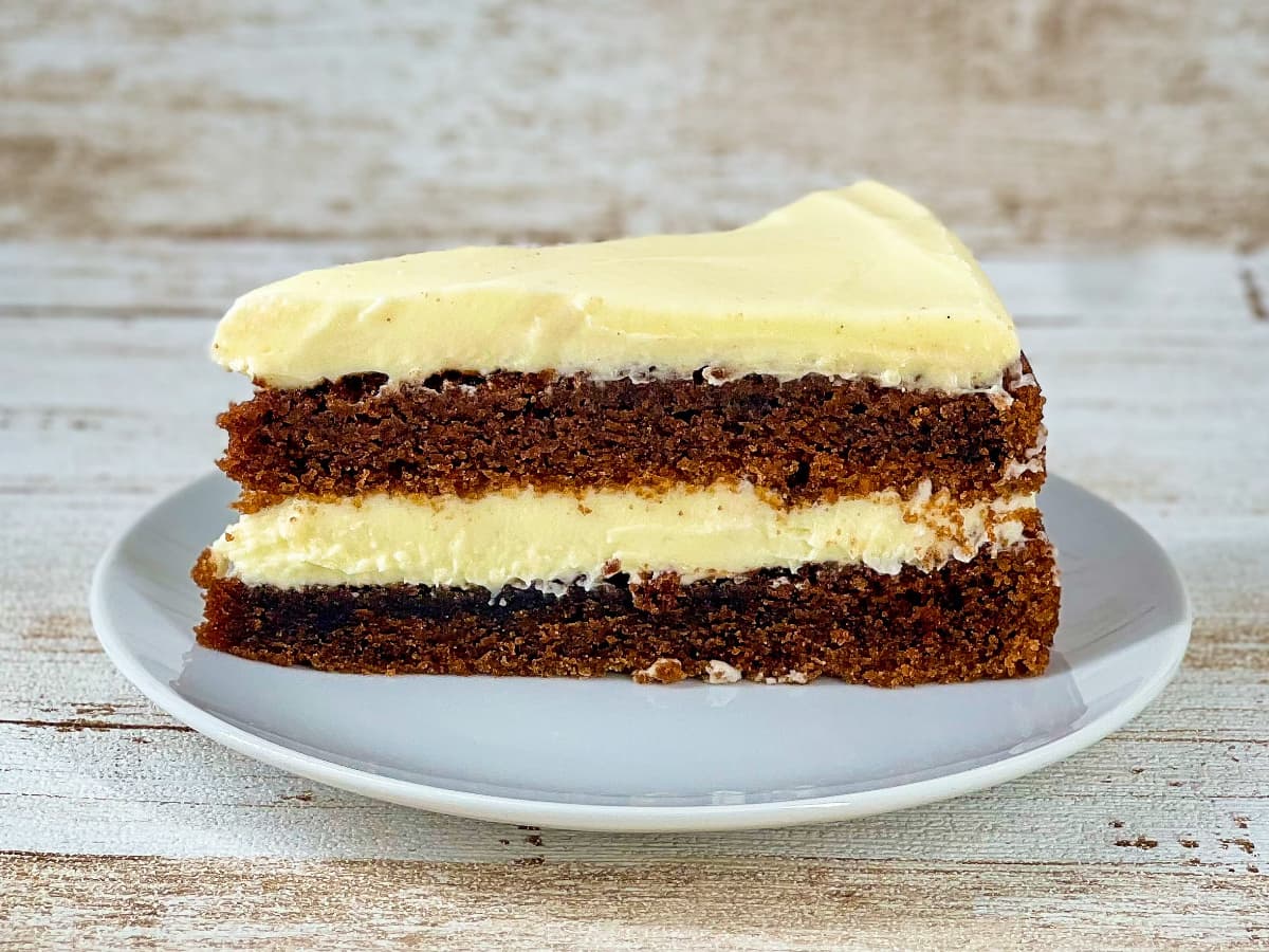 Grote velvet taart punt op een schoteltje