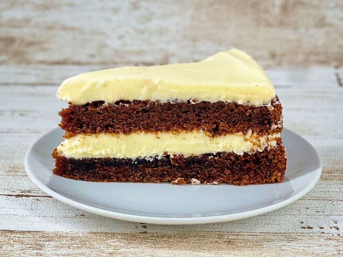 Grote velvet taart punt op een schoteltje