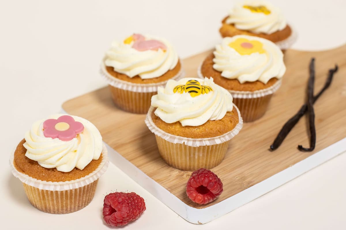 Vanille cupcake met een vanille frosting en een dotje vulling van frambozen jam
