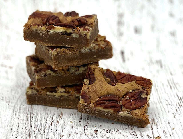Vijf caramello brownies op elkaar gestapeld