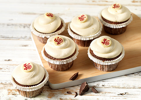 Koekela velvet Cupcakes op een houten plankje