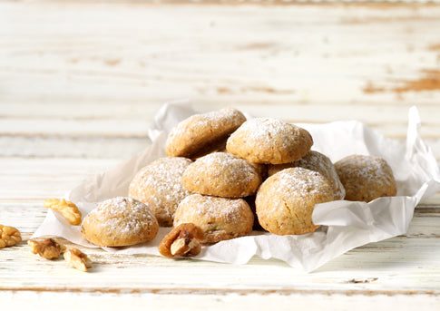 Walnoten koekjes op een hoopje met poedersuiker eroverheen