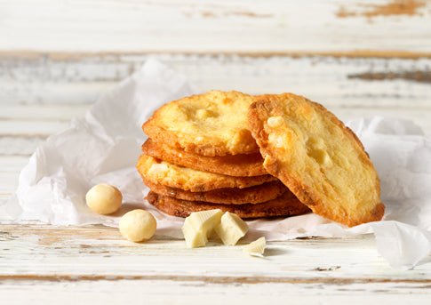 Witte chocolade macadamia noten cookie gestapeld op elkaar