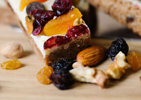 Granola bar close-up met ingrediënten