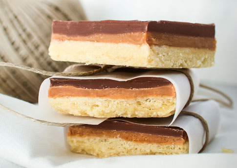 Drie caramel shortbread op elkaar gestapeld