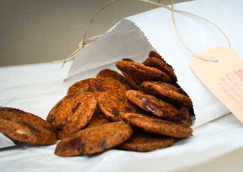 Koekela mini chocolade chip koekjes uit een papieren zakje