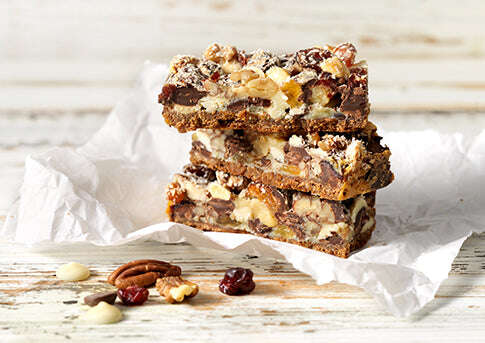 Drie magic cookie bars op elkaar gestapeld