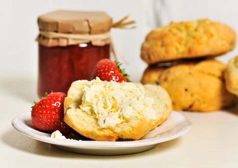 Scone met clotted cream op een bordje