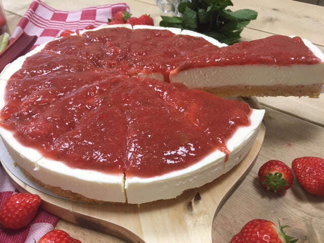 Maandtaart Mei 2024 - No-bake Rhubarb Strawberry Cheesecake Koekela