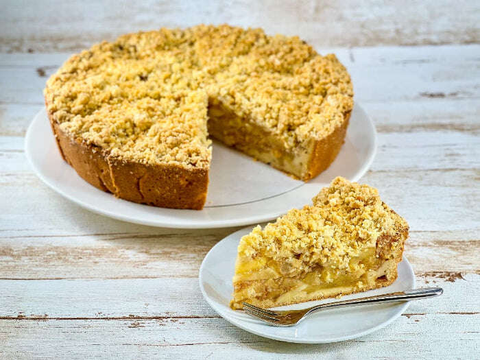 Grote appeltaart van Koekela met een puntje ernaast op een schoteltje