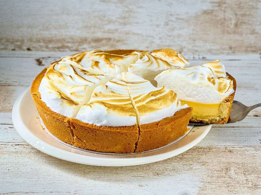 Kleine citroen meringue taart met een puntje eruit van Koekela