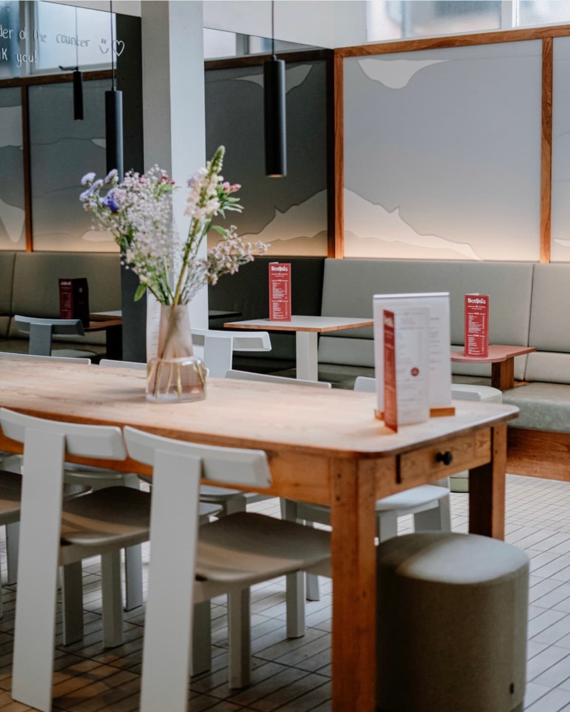 Koekela Den Haag café leestafel