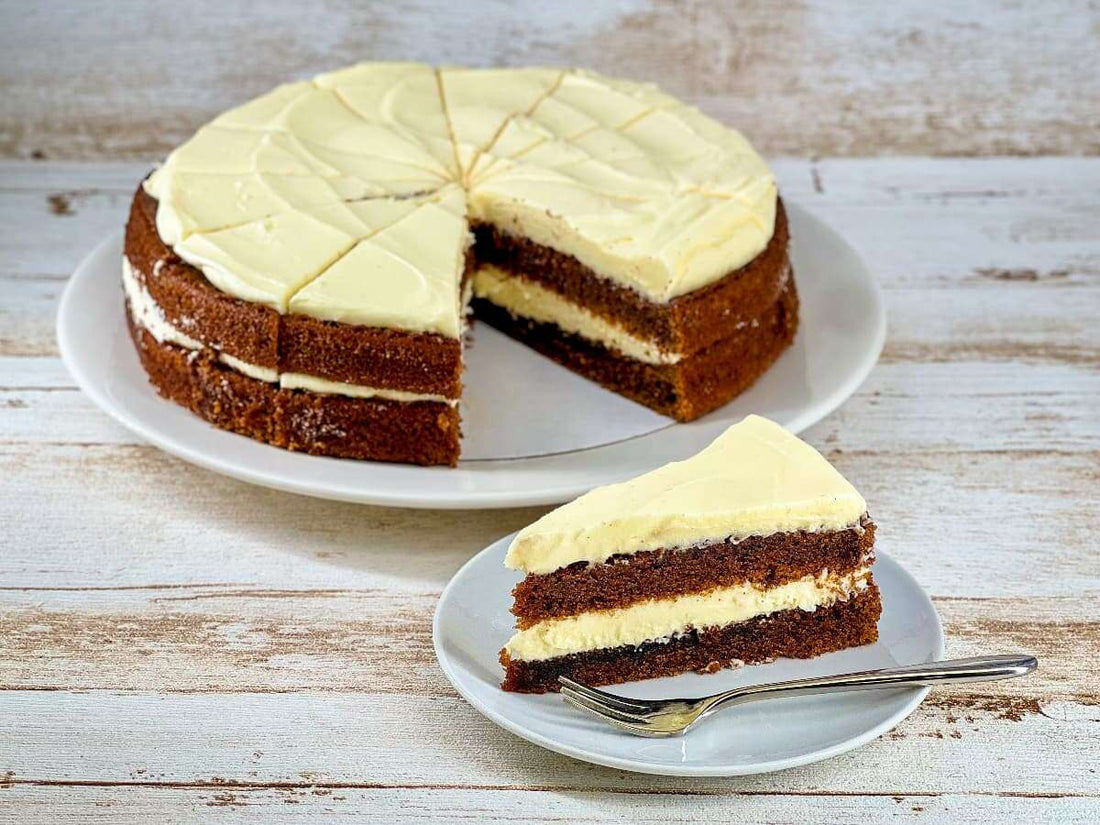 Grote red velvet taart met een los puntje op een schoteltje